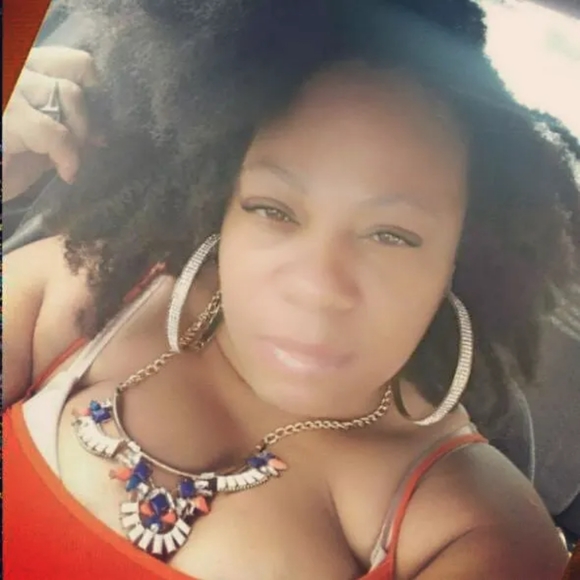 Meet your Posher, Lana - Picture 2 of 2